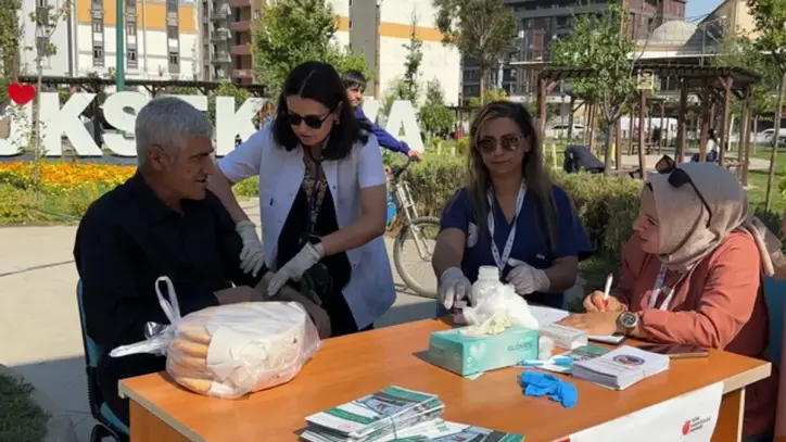 Yüksekova'da parkta sağlık molası: Vatandaşlar tansiyon ve şeker ölçümü için akın etti - Hakkari Haberleri - Habertürk Yerel Haberler